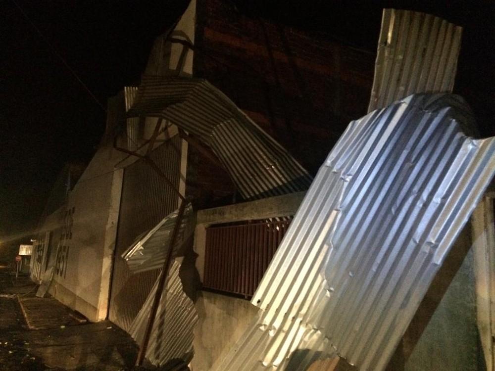 Chuva e ventania deixam casas destelhadas em Paraguaçu Paulista