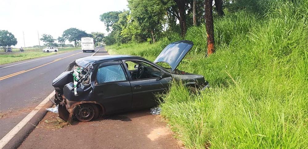 Três ficam feridos após carro bater em árvore e capotar em rodovia de Paraguaçu Paulista