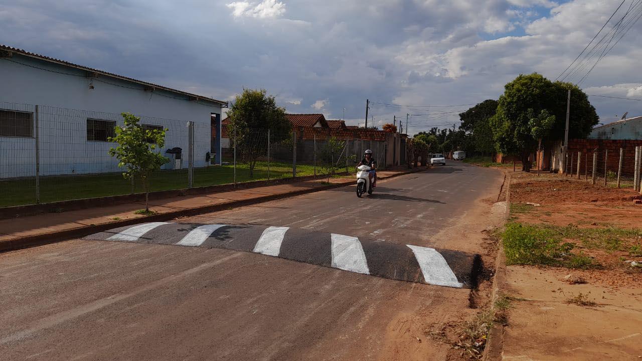 Prefeitura de Paraguaçu instala redutores de velocidade em algumas ruas da cidade