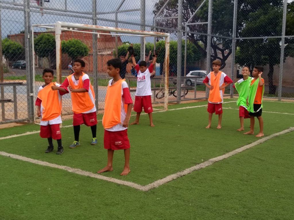 Prefeitura Municipal entrega novos uniformes para alunos de futebol da Vila Nova e Barra Funda
