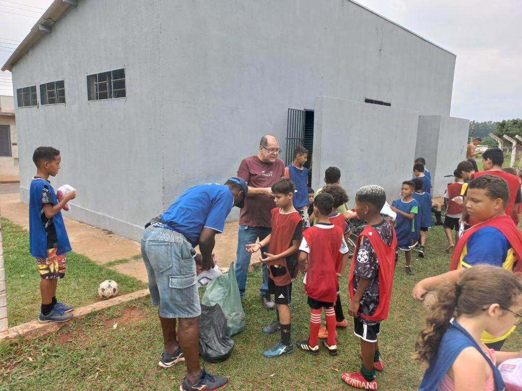 Prefeitura Municipal entrega novos uniformes para alunos de futebol da Vila Nova e Barra Funda